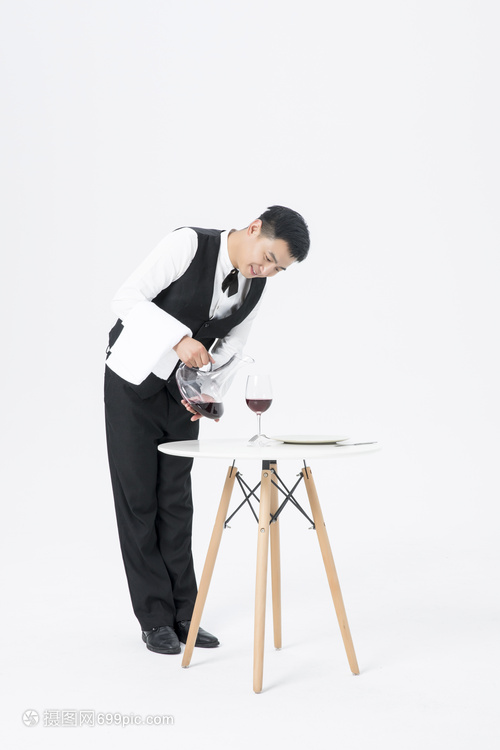 细节映照品质 男服务员倒红酒背后的企业形象策划之道
