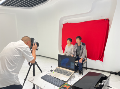 镜头记录温情 专设服务点，摄影服务走进村民家门口